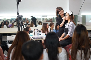 学化妆一定要去化妆学校？