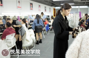 在太原选择化妆学校应该注意什么？