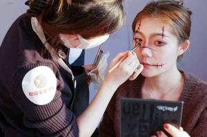 如何选择课程体系完善、实习机会多的化妆学校？