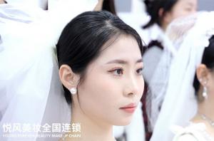 学化妆到悦风美妆学院，特色课程点亮化妆技能！