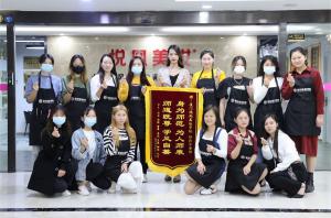 没背景的女孩，靠什么在大城市扎下根？