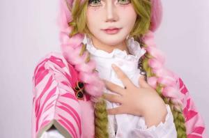 以前漫展排三小时队等妆娘，现在别人排队等我