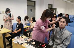 过年给顾客贴甲片，比坐办公室时快乐多了